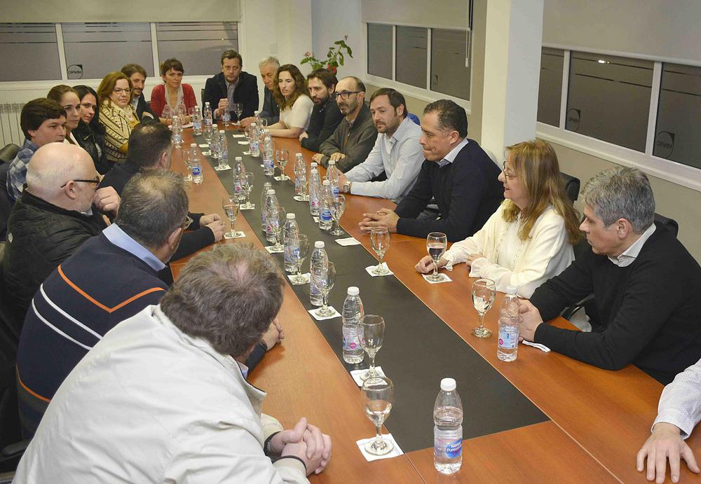 multimedia.grande.ab7ef966afa93a29.416c69636961206a756e746f206120636f6e636573696f6e6172696f732079205f6772616e64652e4a5047