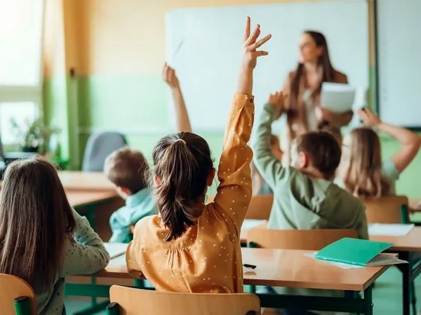 aula-colegio-alumnos-voucher-educativo