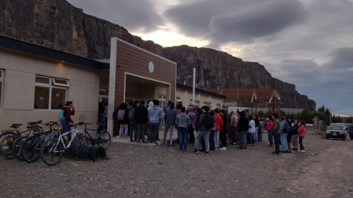 padres-de-el-chalten-reclaman-el-libre-ingreso-a-las-aulas-sin-que-se-pida-esquema-de-vacunas-728x375-1644240117