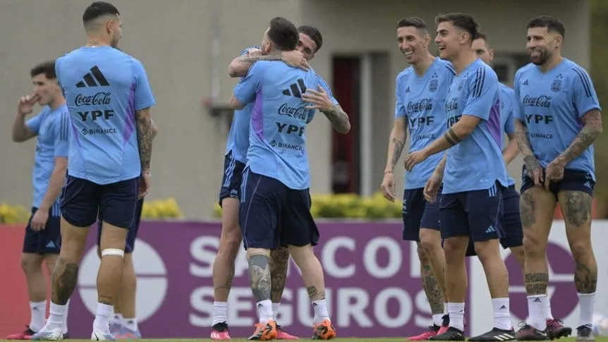 messi-y-de-paul-saludo-en-la-practica-de-la-seleccion-argentina_862x485