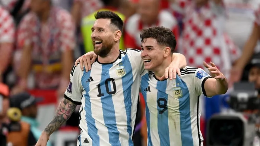 messi-julian-alvarez_862x485