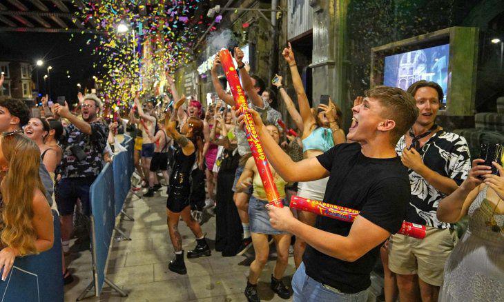 miles-personas-salieron-la-calle-bares-y-discotecas-celebrar-el-dia-la-libertad