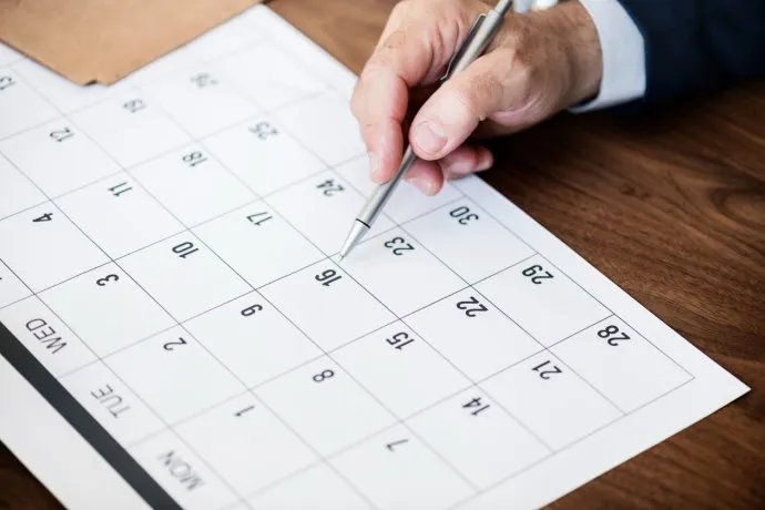businessman-marking-on-calendar-for-an-appointmentjpg
