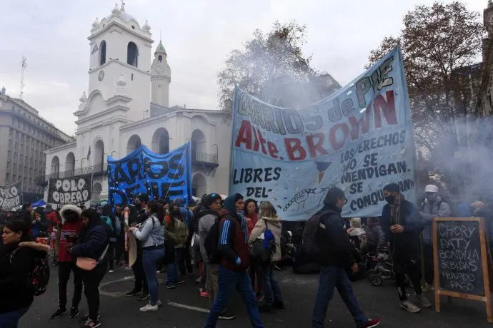 plaza-mayo-manifestantes-movimientos-sociales