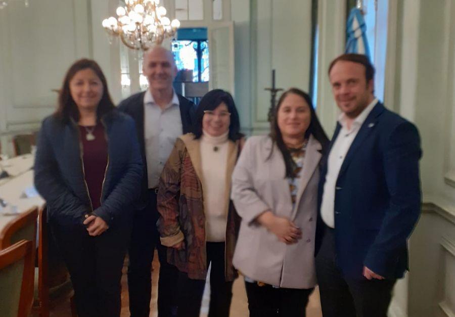 d60a59507a14228defacb6b7b7298a6d_XL