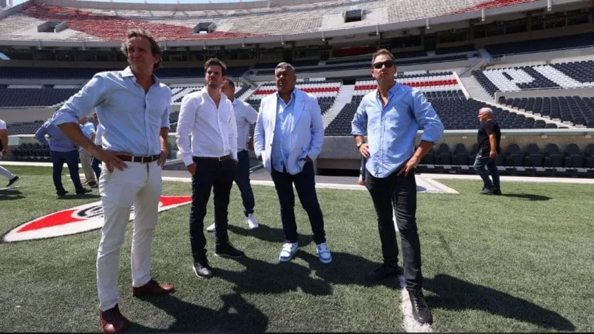 tapia-junto-a-los-dirigentes-de-river-en-el-monumental_862x485
