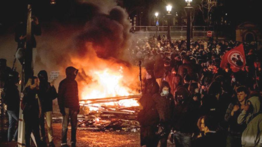 mas-de-200-autos-quemados-y-casi-100-detenidos-durante-la-noche-de-la-fiesta-nacional-de-francia-1610734