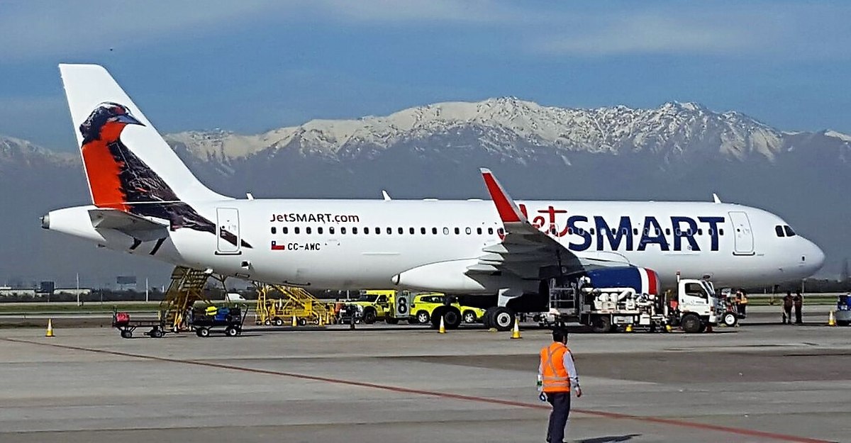 1200px-JetSmart_Airbus_A320-232(WL)_CC-AWC_at_Santiago_Airport.