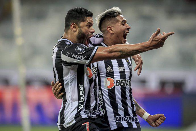 hulk-y-zaracho-las-grandes-figuras-del-partido-celebran-uno-los-goles-atletico-mineiro-que-elimino-river-la-copa-libertadores