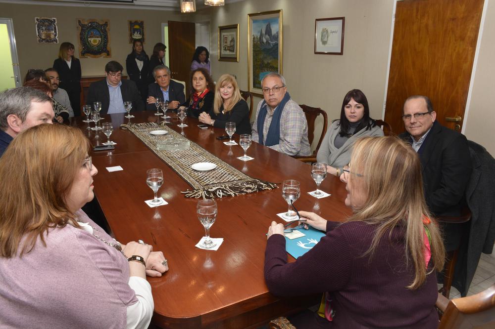 Alicia recibió al embajador de Cuba, Orestes Pérez Pérez (1)