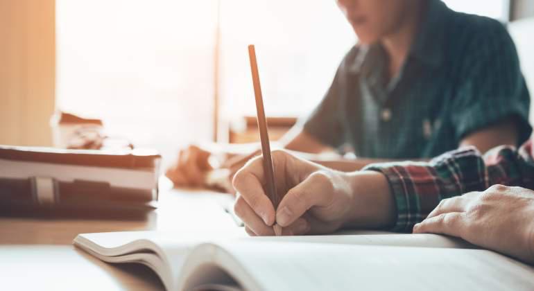 estudiante-escribiendo