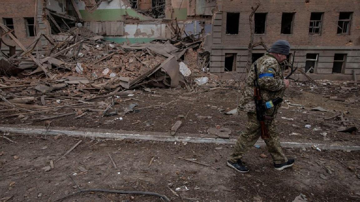 miembro-servicio-ucraniano-pasa-frente-edificio-destruido-bombardeos-mientras-continua-ataque-rusia-ucrania-ciudad-okhtyrka-foto-reuters-934773-083803