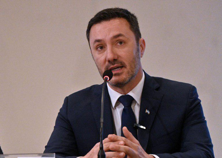 e81756577aca5f3aeea2a908ed53d085_M