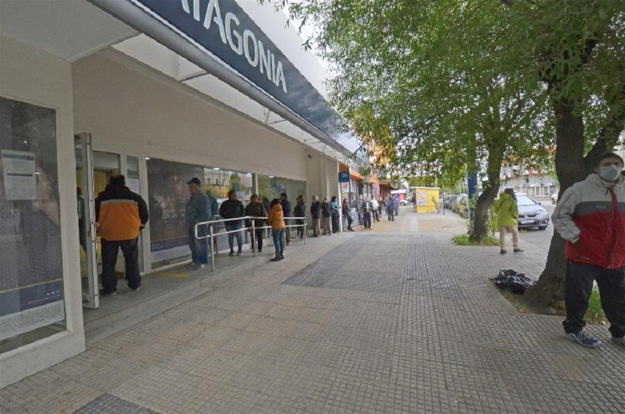 cola-de-gente-banco-patagonia-5