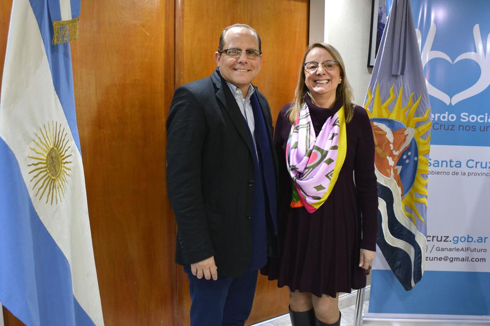 Alicia recibió al embajador de Cuba, Orestes Pérez Pérez (2)