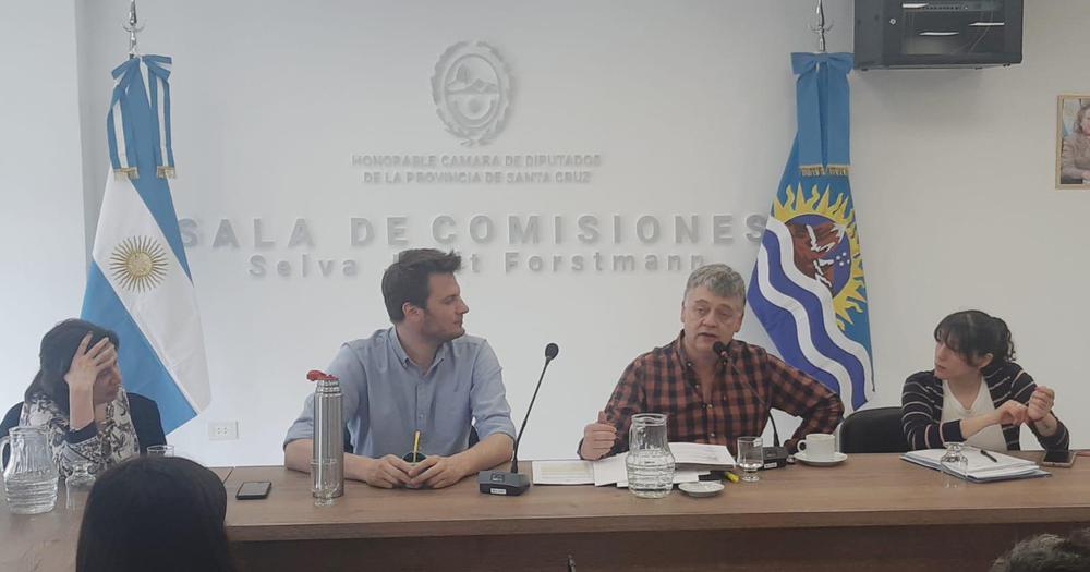 Foto 1 Oliva junto a funcionarios de Ambiente en la Comisión de la Legislatura