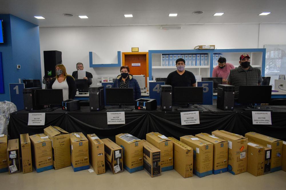 INT - ENTREGA DE EQUIPAMIENTO A DEPARTAMENTOS DE LA MUNICIPALIDAD - SIN SELLO - 21-4-9