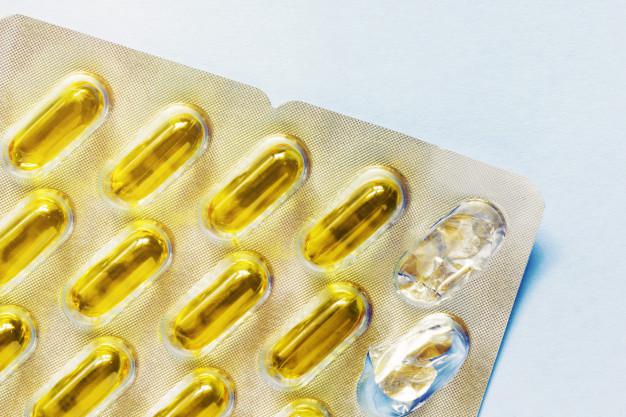 capsulas-blandas-rellenas-aceite-blister-faltan-dos-capsulas-sanidad-vitaminas-suplementos-concepto-ingesta-diaria-omega3-vitamina-d-deficiencia-vitamina-e_89245-54